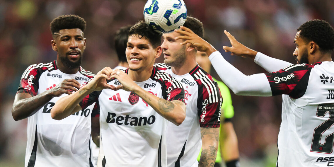 Flamengo goleia o Sport por 5 a 1 e pressiona o Palmeiras na disputa pelo título