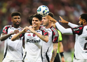 Flamengo goleia o Sport por 5 a 1 e pressiona o Palmeiras na disputa pelo título