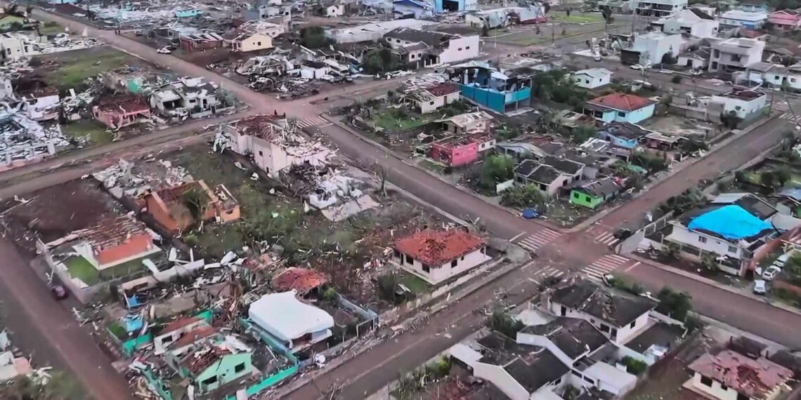 Tarcísio de Freitas oferece apoio a vítimas de tornado que devastou cidade no Paraná