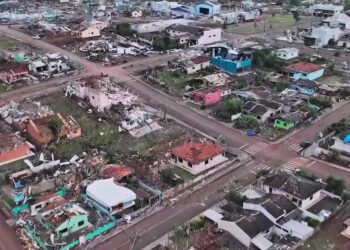 Tarcísio de Freitas oferece apoio a vítimas de tornado que devastou cidade no Paraná