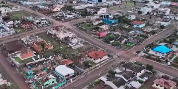 Tarcísio de Freitas oferece apoio a vítimas de tornado que devastou cidade no Paraná