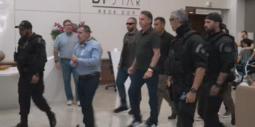 PF prende Jair Bolsonaro em Brasília após ordem de Moraes; defesa e aliados são pegos de surpresa