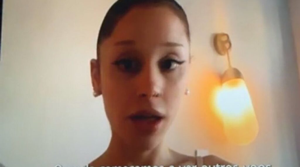 Ariana Grande lamenta cancelamento de vinda ao Brasil e pede que fãs “não desejem o mal”
