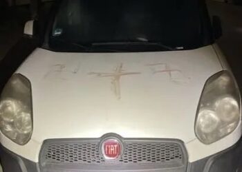 Polícia alemã investiga suásticas feitas com sangue humano em carros e prédios de Hanau