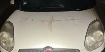 Polícia alemã investiga suásticas feitas com sangue humano em carros e prédios de Hanau