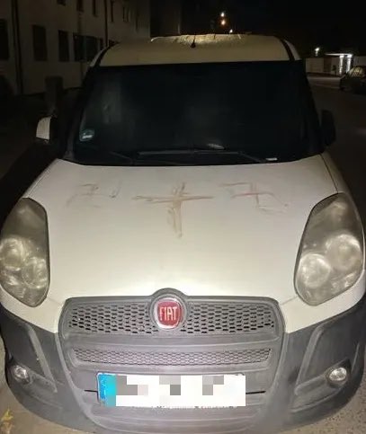 Polícia alemã investiga suásticas feitas com sangue humano em carros e prédios de Hanau