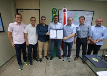 Roberto Cidade articula convênios que garantem recuperação de ruas e investimentos em Manicoré e Carauari