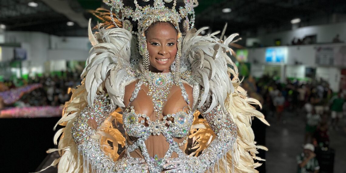 Marisa Blanco é coroada nova rainha da Bateria Furiosa da Reino Unido da Liberdade