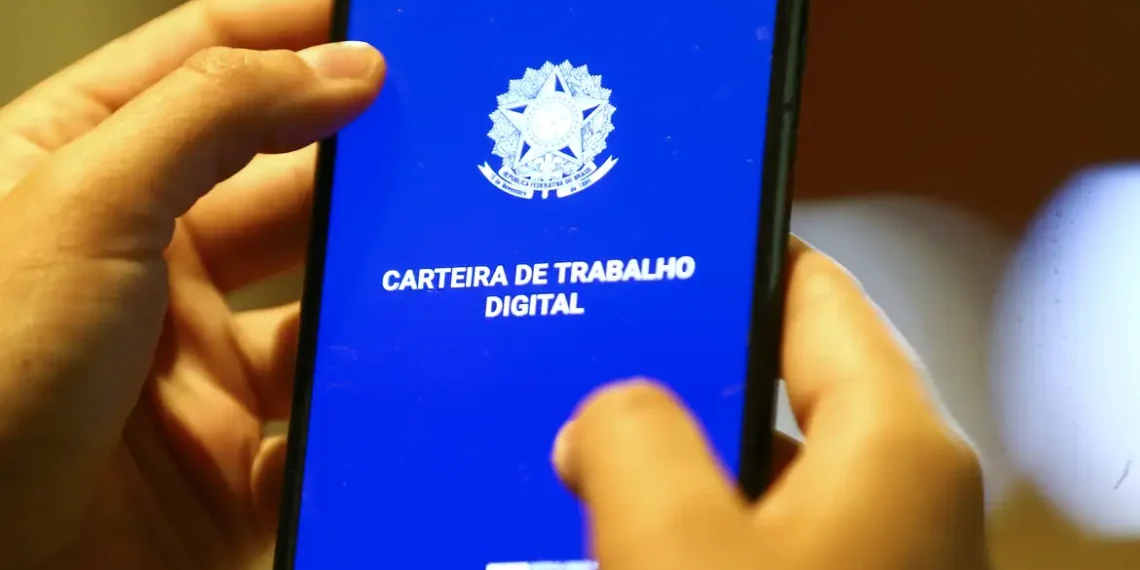 Brasil registra menor taxa de desemprego da série histórica, aponta IBGE