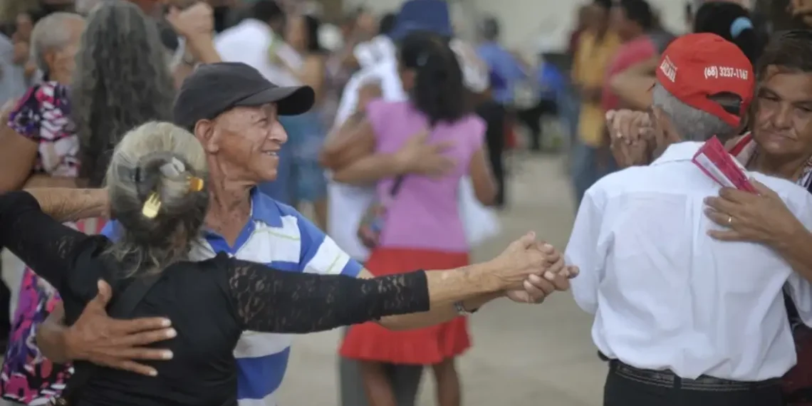 Expectativa de vida do brasileiro sobe para 76,6 anos e atinge maior nível da história