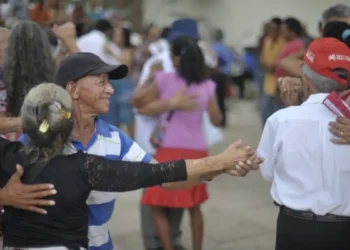 Expectativa de vida do brasileiro sobe para 76,6 anos e atinge maior nível da história