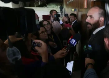 STF torna Eduardo Bolsonaro réu por coação no curso do processo em articulação com governo dos EUA