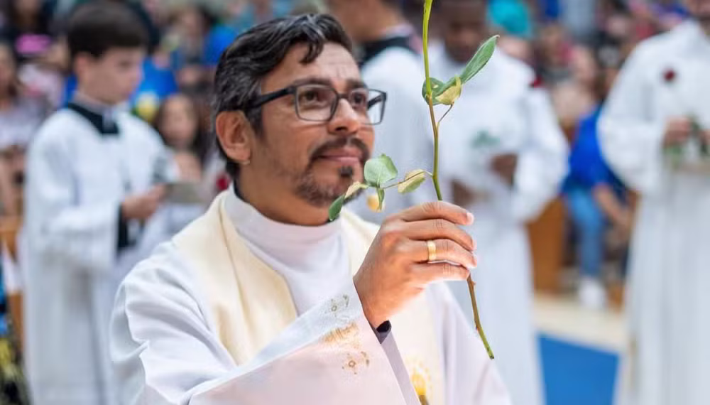 Padre encontrado morto em mata é enterrado; dois homens confessam crime para roubar veículo