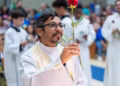 Padre encontrado morto em mata é enterrado; dois homens confessam crime para roubar veículo