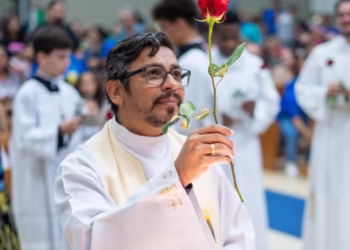 Padre encontrado morto em mata é enterrado; dois homens confessam crime para roubar veículo