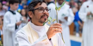 Padre encontrado morto em mata é enterrado; dois homens confessam crime para roubar veículo