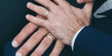 Uniões homoafetivas crescem 728% no Brasil em 12 anos, aponta Censo 2022