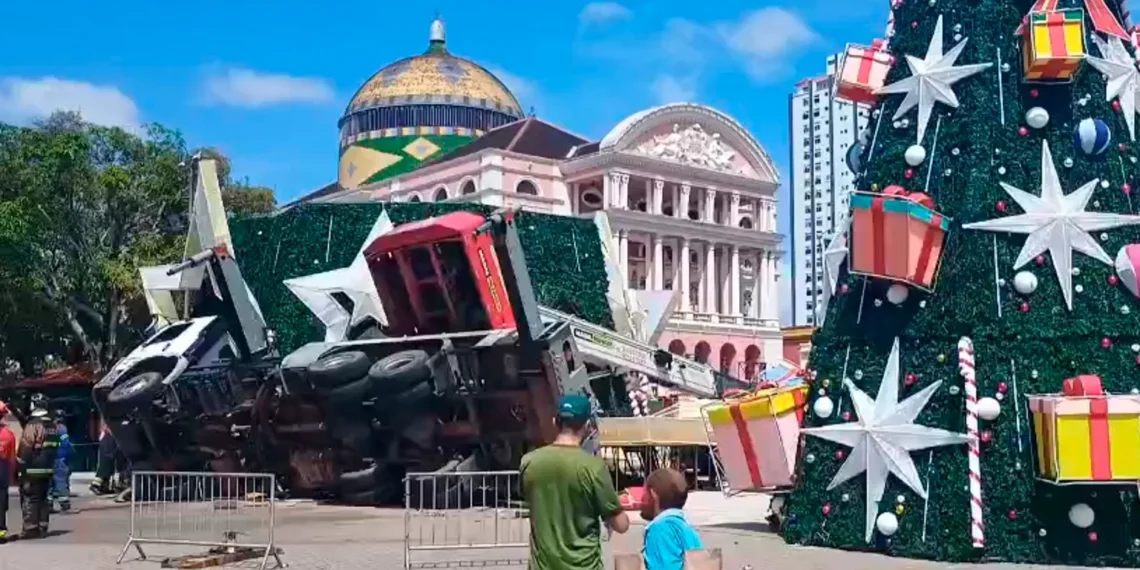 Trabalhador morre após guindaste tombar durante montagem de árvore de Natal no Largo de São Sebastião