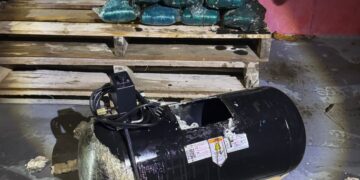 PM apreende 15 kg de skunk escondidos em compressor em embarcação no interior do Amazonas