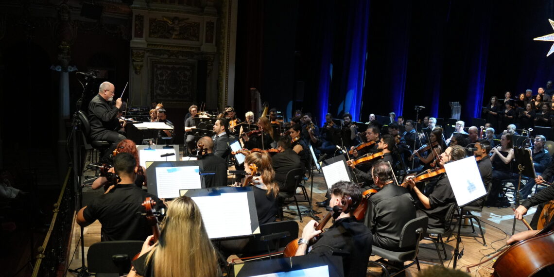 Concerto de Natal emociona público no Teatro Amazonas com coral e orquestra
