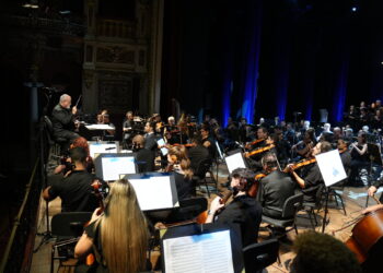 Concerto de Natal emociona público no Teatro Amazonas com coral e orquestra