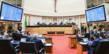 Assembleia de SC aprova projeto que proíbe cotas raciais em universidades estaduais