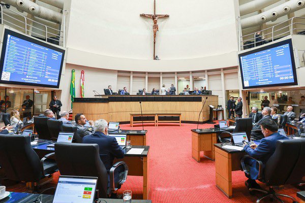 Assembleia de SC aprova projeto que proíbe cotas raciais em universidades estaduais