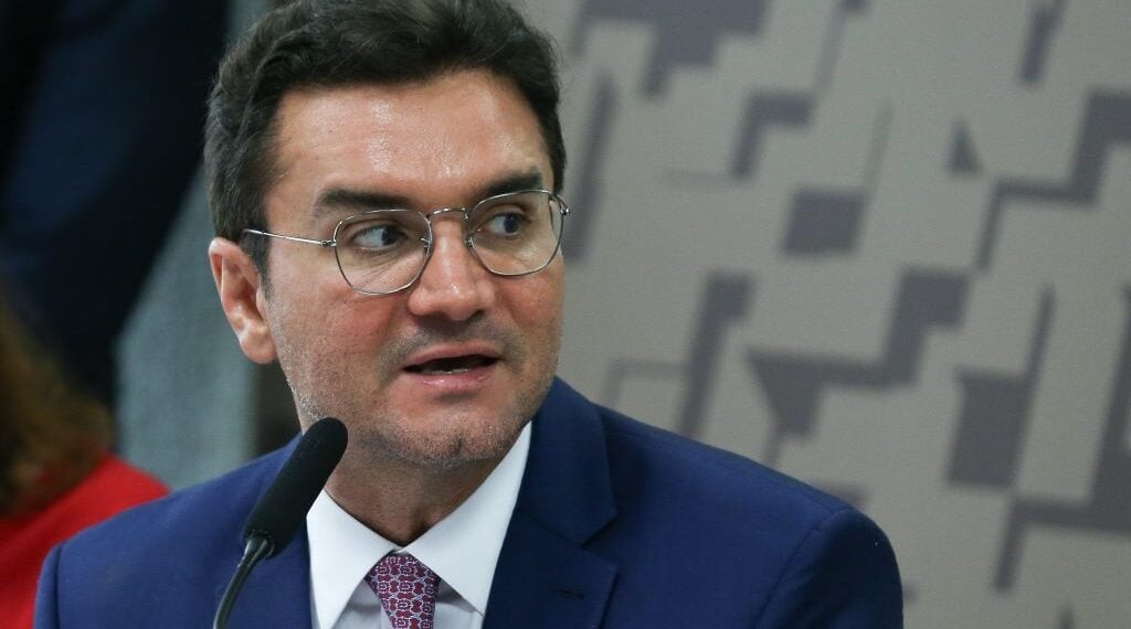 União Brasil expulsa ministro Celso Sabino após resistência em deixar governo Lula