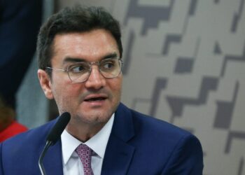 União Brasil expulsa ministro Celso Sabino após resistência em deixar governo Lula