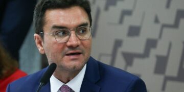 União Brasil expulsa ministro Celso Sabino após resistência em deixar governo Lula