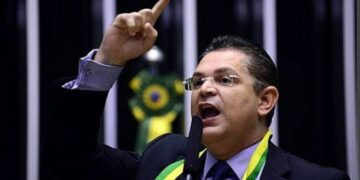 F apreende R$ 430 mil em dinheiro vivo na casa do deputado Sóstenes Cavalcante