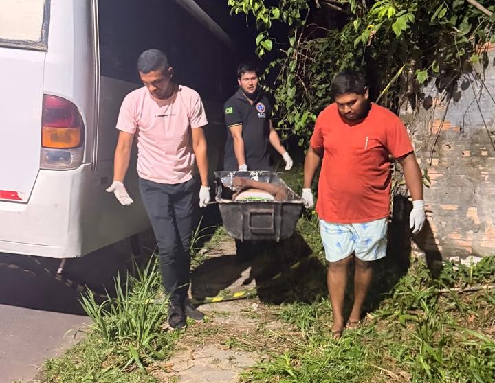 Mulher é encontrada morta sob micro-ônibus em Presidente Figueiredo