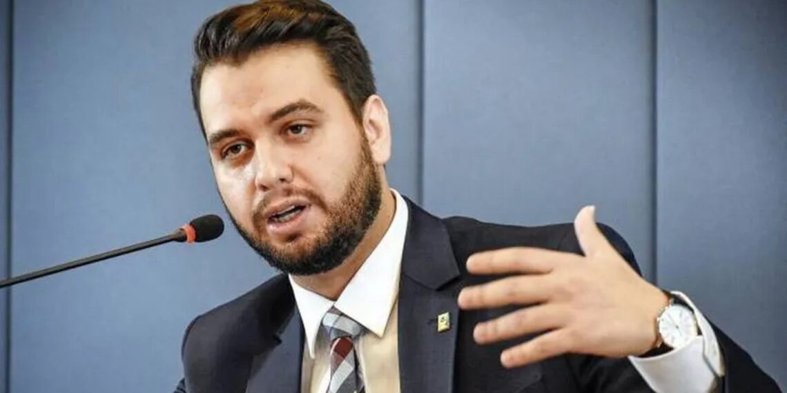 PF impõe prisão domiciliar a condenados por tentativa de golpe em oito estados