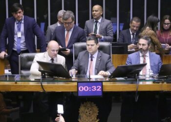 Congresso aprova LDO de 2026 com meta de superávit de R$ 34,3 bilhões e previsão de aumento gradual até 2028