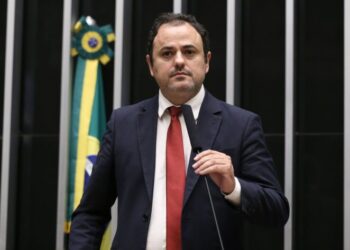 Câmara troca cassação por suspensão e mantém Glauber Braga no mandato por seis meses
