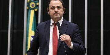 Câmara troca cassação por suspensão e mantém Glauber Braga no mandato por seis meses