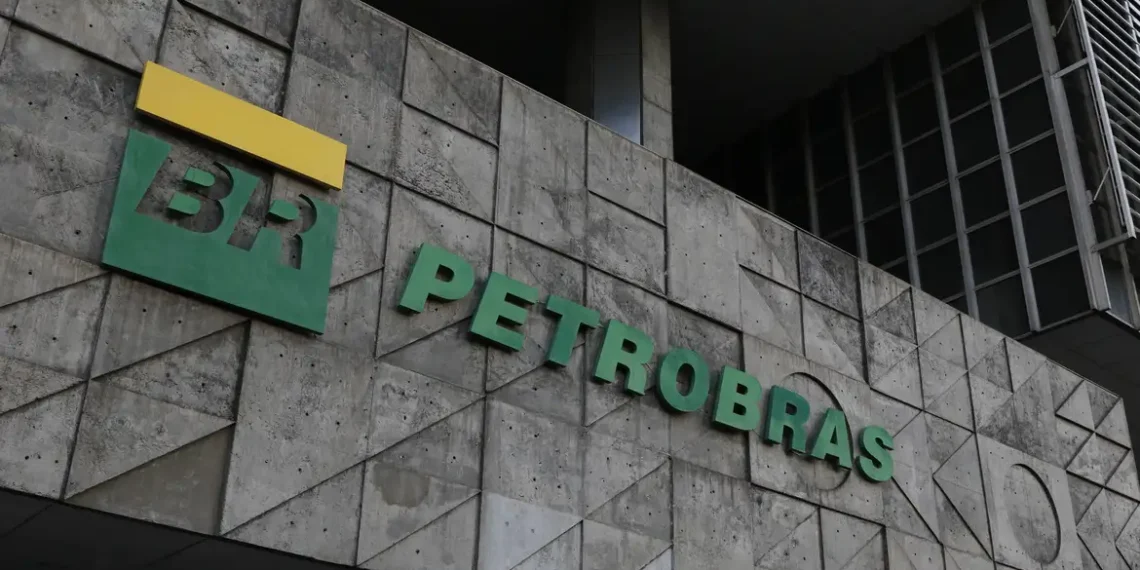 Petroleiros iniciam greve nacional por tempo indeterminado e paralisam unidades da Petrobras