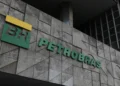 Petroleiros iniciam greve nacional por tempo indeterminado e paralisam unidades da Petrobras