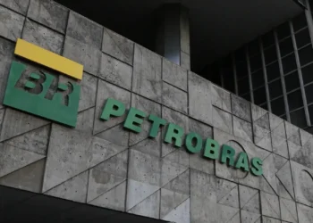 Petroleiros iniciam greve nacional por tempo indeterminado e paralisam unidades da Petrobras