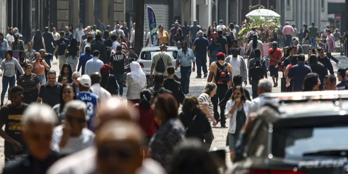 Brasil registra menor taxa de pobreza da série histórica e retira 8,6 milhões de pessoas da vulnerabilidade em 2024