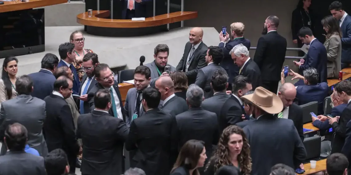 Especialistas dizem que PL da Dosimetria afrouxa progressão de pena e pode beneficiar crimes comuns