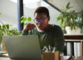Brasil lança relatório com propostas para combater o racismo nas plataformas digitais