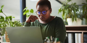 Brasil lança relatório com propostas para combater o racismo nas plataformas digitais