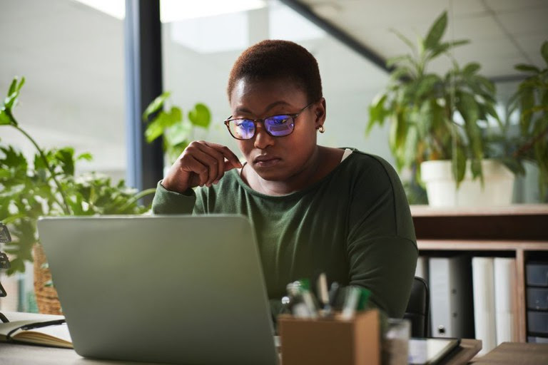 Brasil lança relatório com propostas para combater o racismo nas plataformas digitais