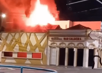 Fogo atinge o tradicional Bar Caldeira da Vila; chamas mobilizam Bombeiros em Manaus