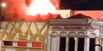 Fogo atinge o tradicional Bar Caldeira da Vila; chamas mobilizam Bombeiros em Manaus