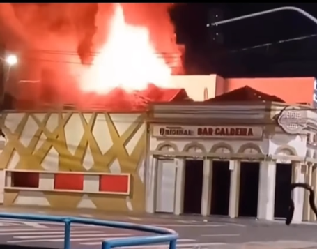 Fogo atinge o tradicional Bar Caldeira da Vila; chamas mobilizam Bombeiros em Manaus