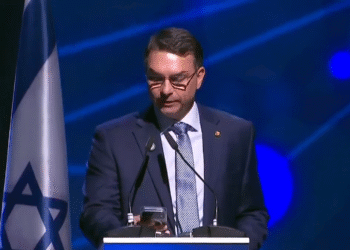 Em Israel, Flávio Bolsonaro oficializa pré-candidatura e chama Lula de antissemita