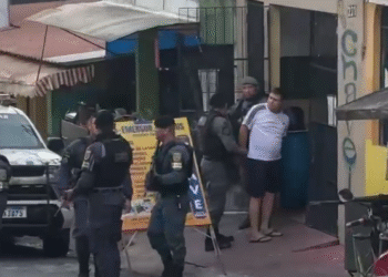 Vigilante é preso pela PM logo após efetuar disparos contra vizinha na zona Sul de Manaus