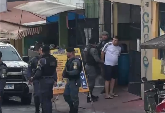 Vigilante é preso pela PM logo após efetuar disparos contra vizinha na zona Sul de Manaus